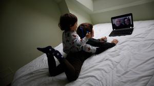 Dos niños hablan con sus abuelos por videollamada en A Coruña.