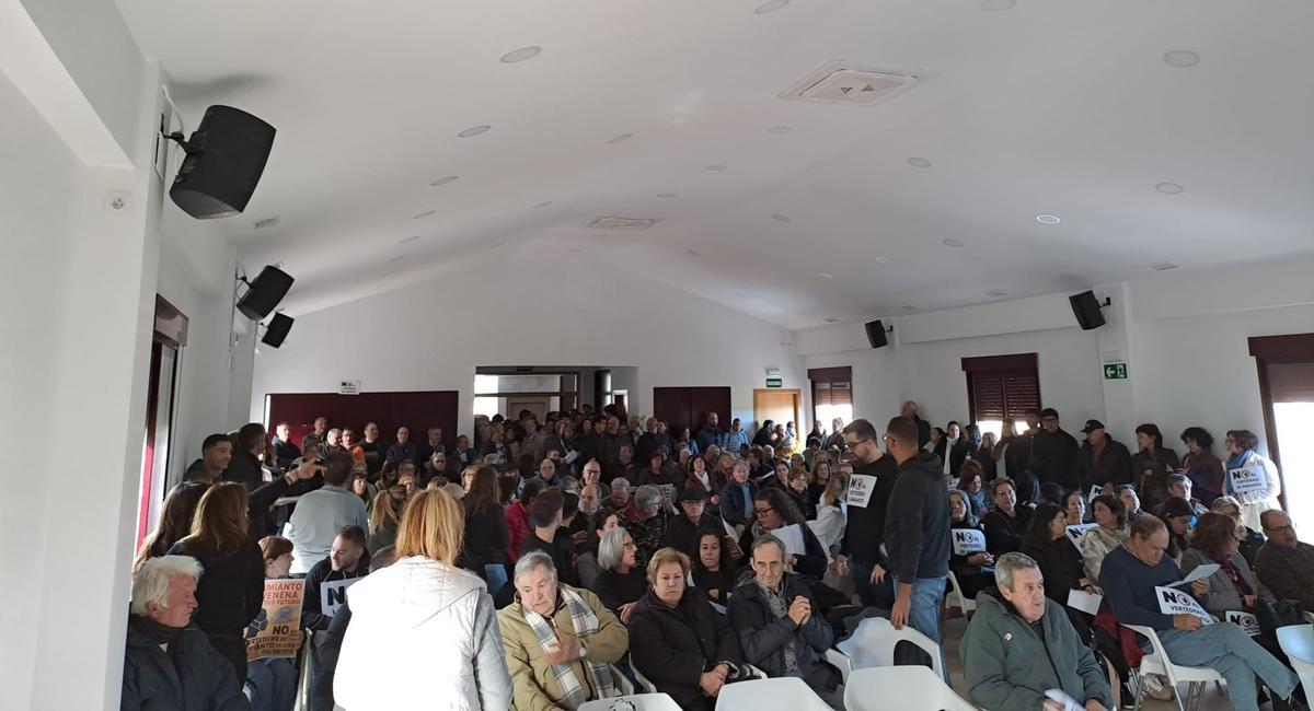 Una de las reuniones informativas de la plataforma 'No al vertedero de Losa del Obispo'.