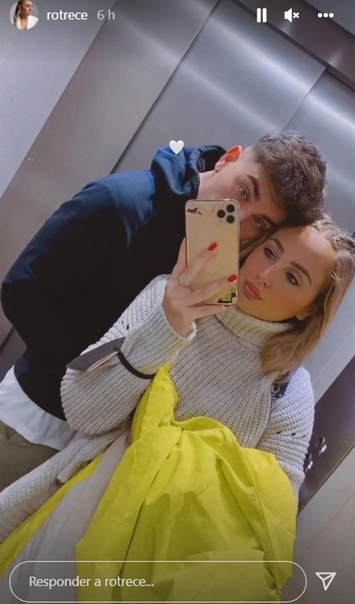 Rocío Flores y Manuel Bedmar haciéndose un selfie en el ascensor