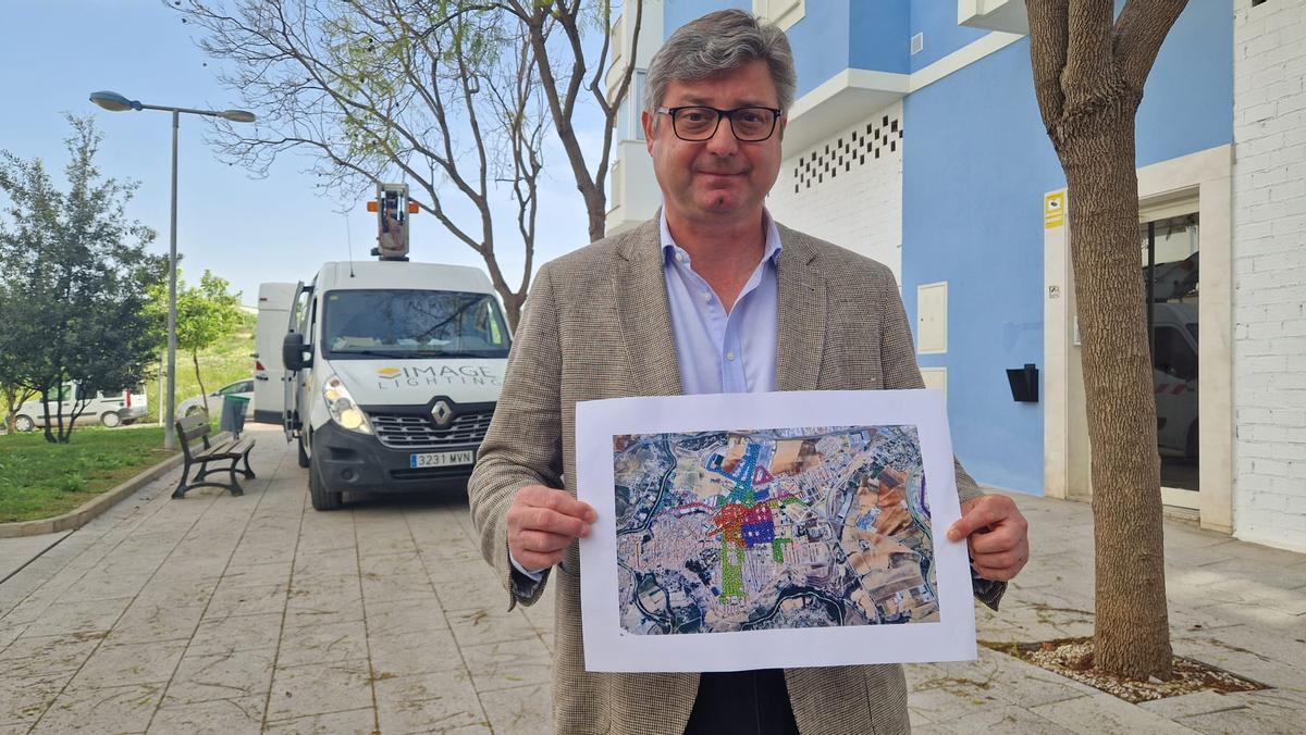 Sergio Velasco muestra las zonas en las que se va a renovar el alumbrado.