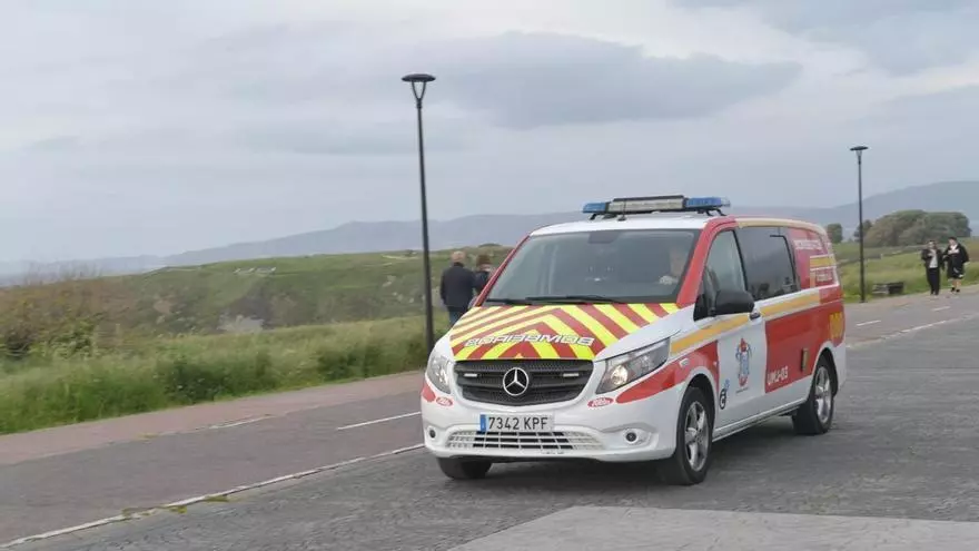 Los bomberos de A Coruña rescatan del mar a un hombre junto a la Torre de Hércules