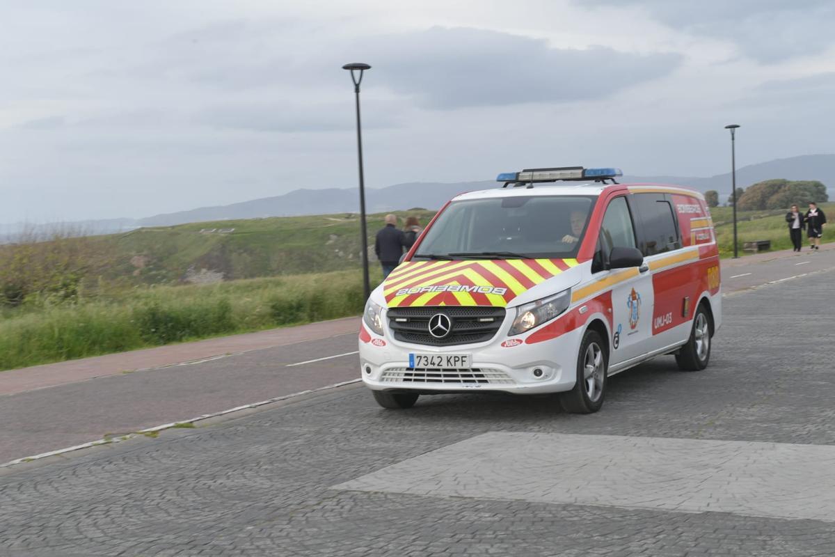 Vehículo de los bomberos en la zona donde se efectuó el rescate.