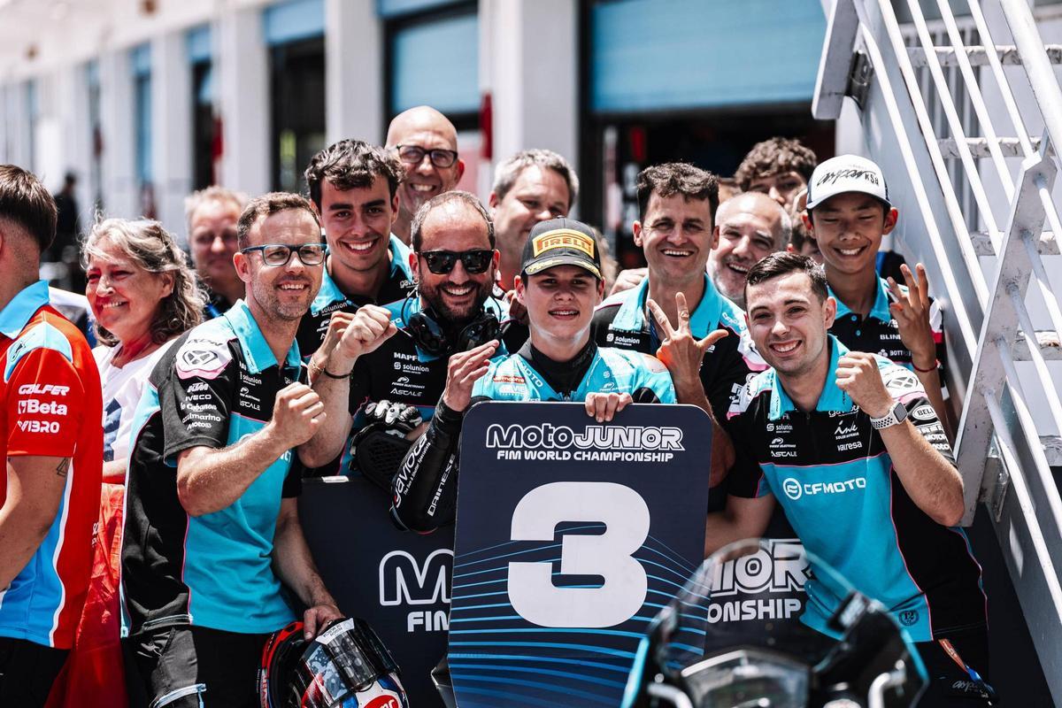Carlos Cano se acerca al líder de Moto3 Júnior, su compañero Pugliese, después de subir al podio en Estoril.