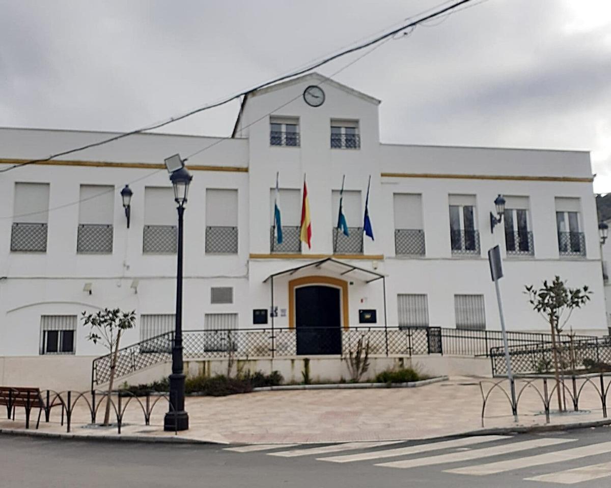Fachada de la Casa Consistorial de la pedanía de Jauja (Lucena), donde la Caja Rural prestará servicio tras el cierre de su oficina.