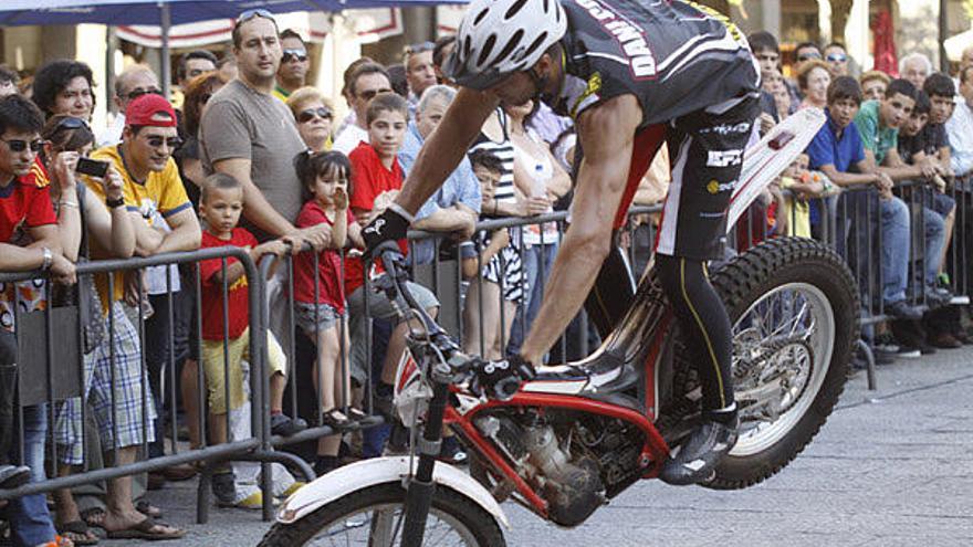 El campeón del mundo en Bike Trial, Dani Coma, deja boquiabiertos a los zamoranos