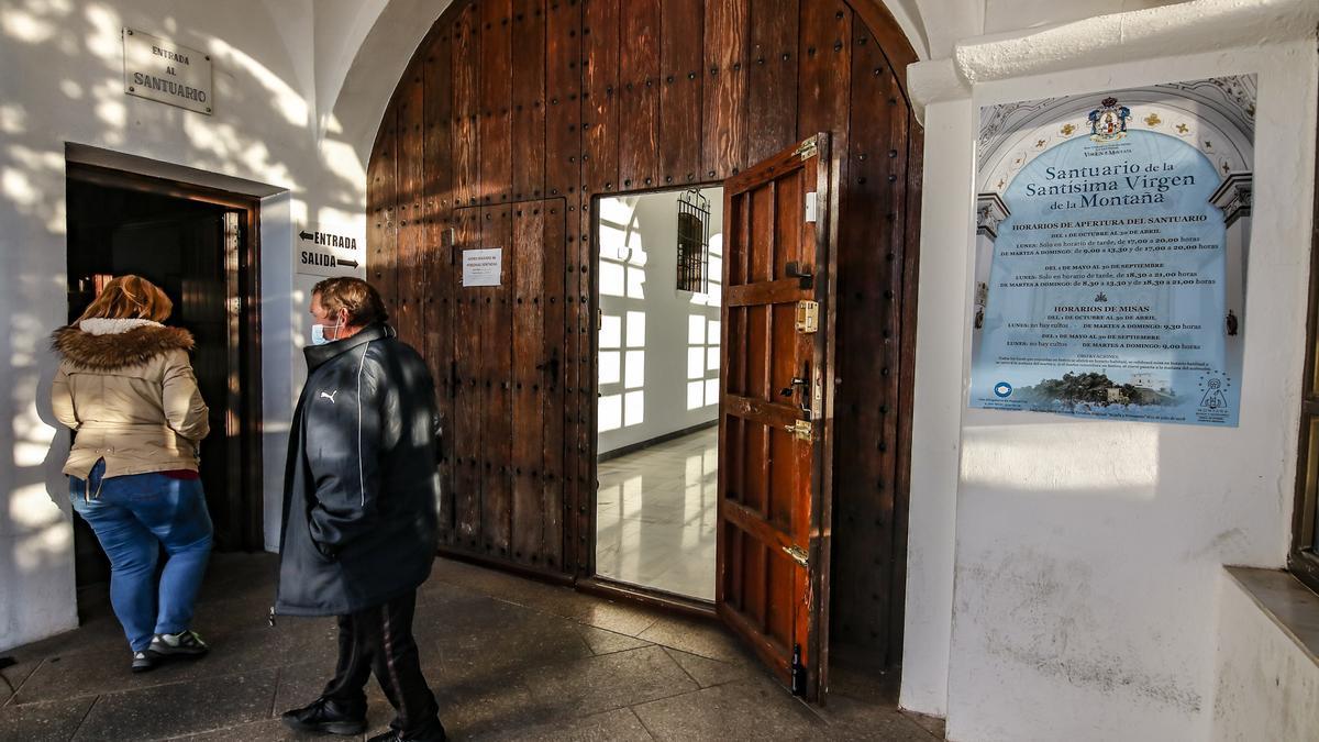 Visitantes acceden al santuario, ahora con circuito de entrada y salida.