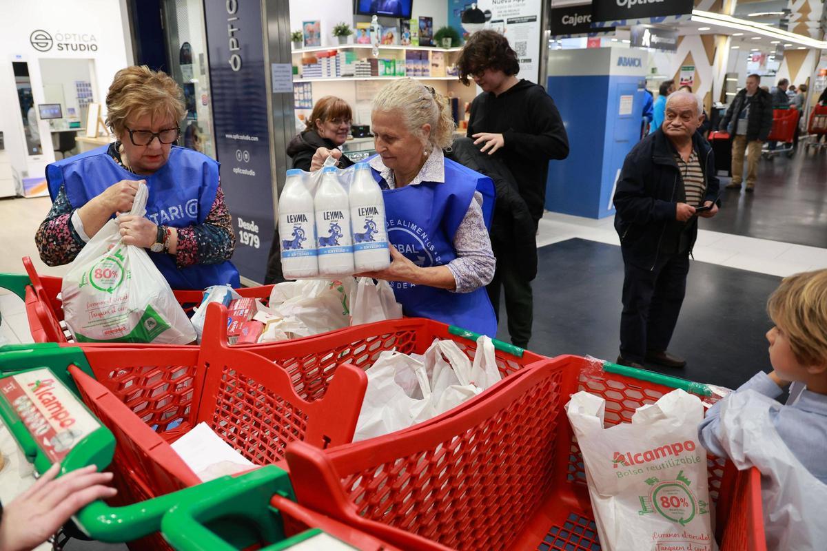 Voluntarios del Banco de Alimentos en la Gran Recogida Solidaria de Alimentos en el supermercado Alcampo el pasado mes de noviembre