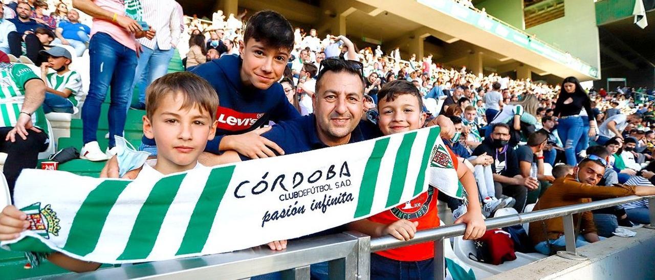 Aficionados del Córdoba CF en un partido de esta temporada en El Arcángel.