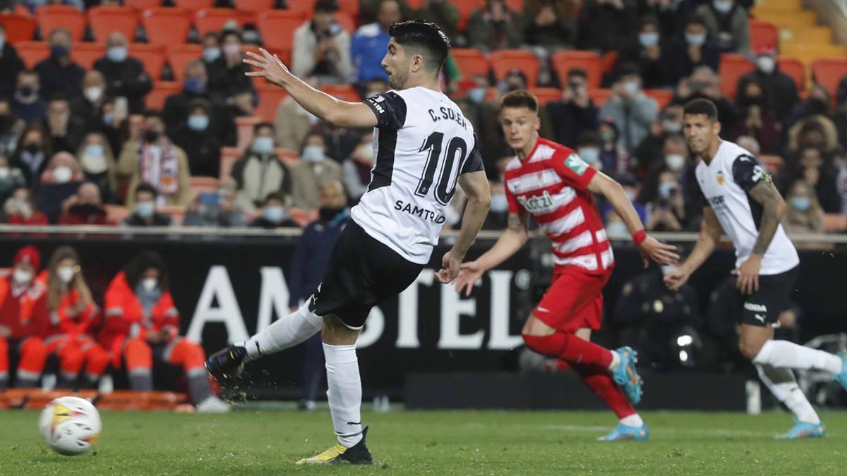 Carlos Soler, en el momento de marcar de penalti ante el Granada