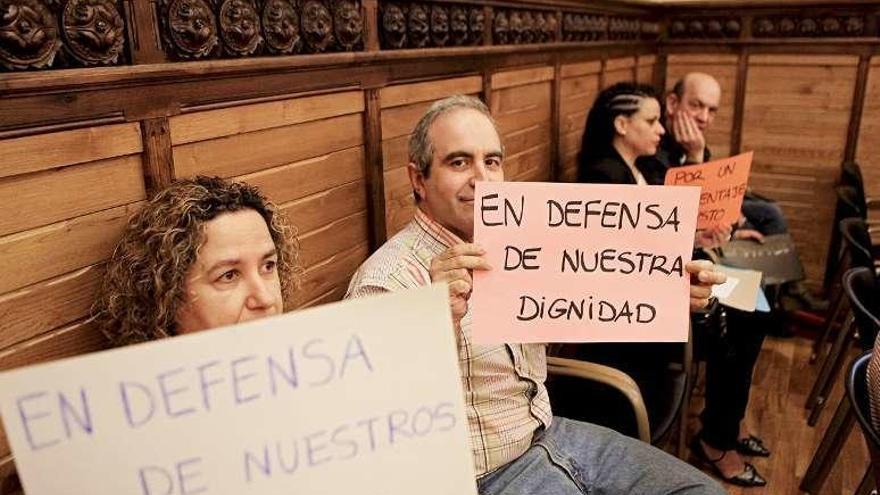 Quiosqueros, ayer, protestando en el salón plenario.