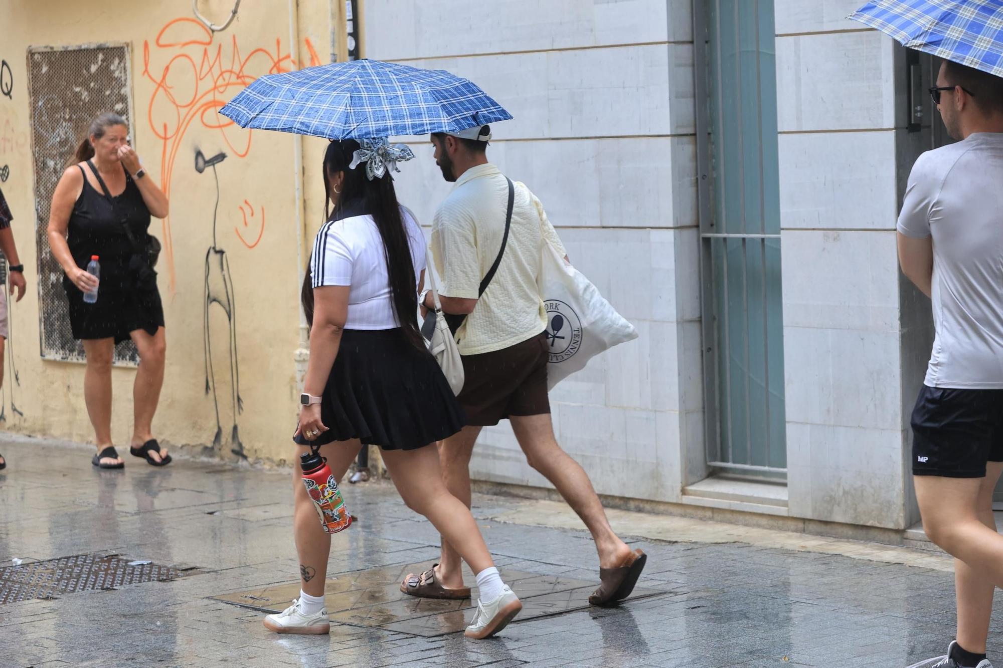 La lluvia cae con fuerza en el centro de València