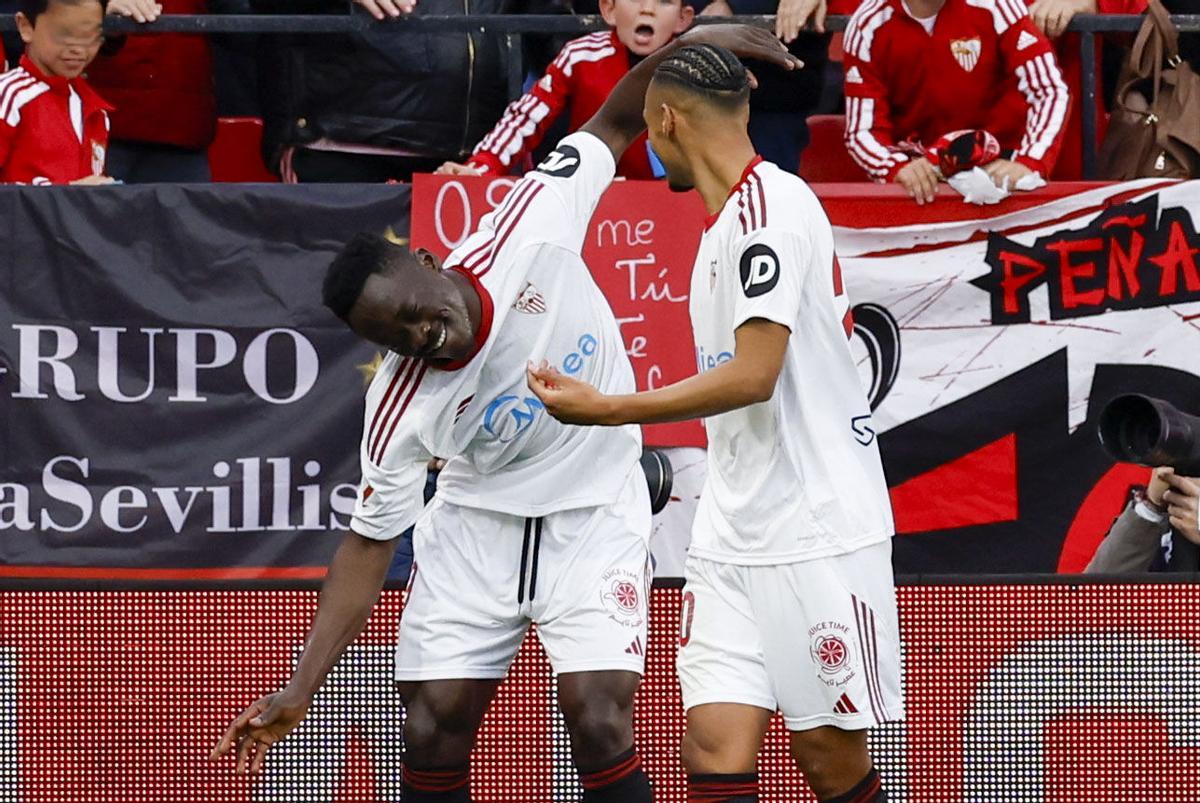 Akor Adams celebra su gol durante el partido de la jornada 27 de LaLiga que Sevilla FC y Rayo Vallecano disputan en el estadio Ramón Sánchez-Pizjuán