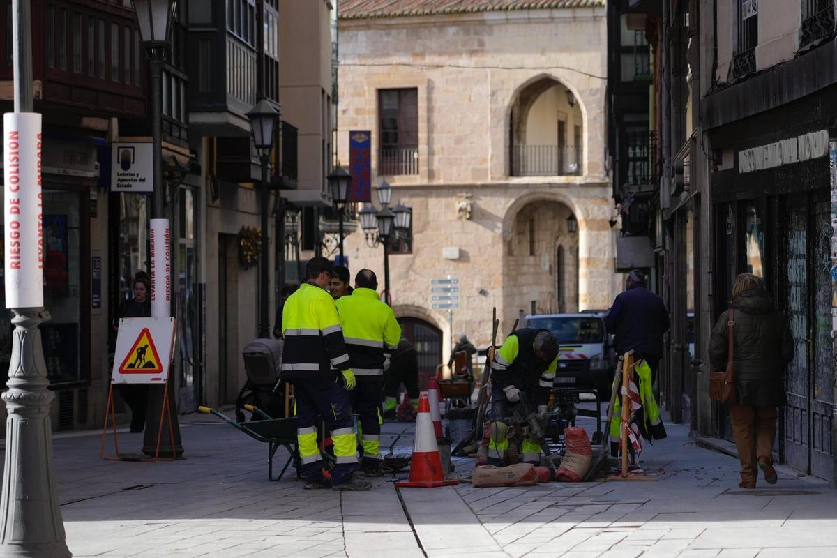 Trabajos de reparación de baldosas, este jueves, en la calle Renova.