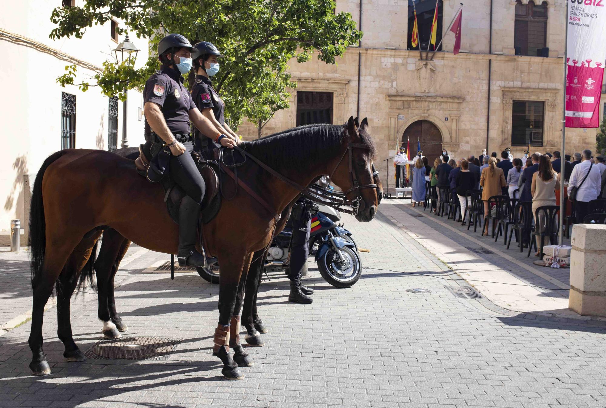 Entrega del bastón de mando al inspector jefe de la Comisaría de la Policía Nacional de Alzira - Algemesí.