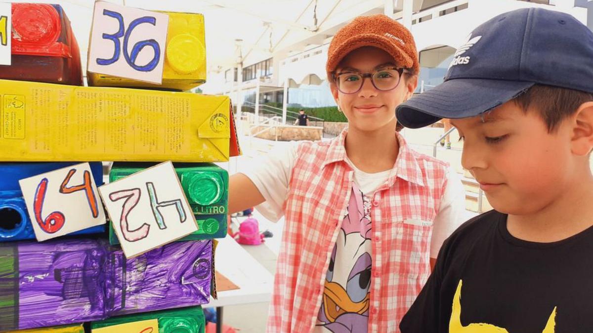  Sara y Gabriel, del CEIP Sa Bodega, muestran el ‘jenga’ gigante que ha elaborado su clase.