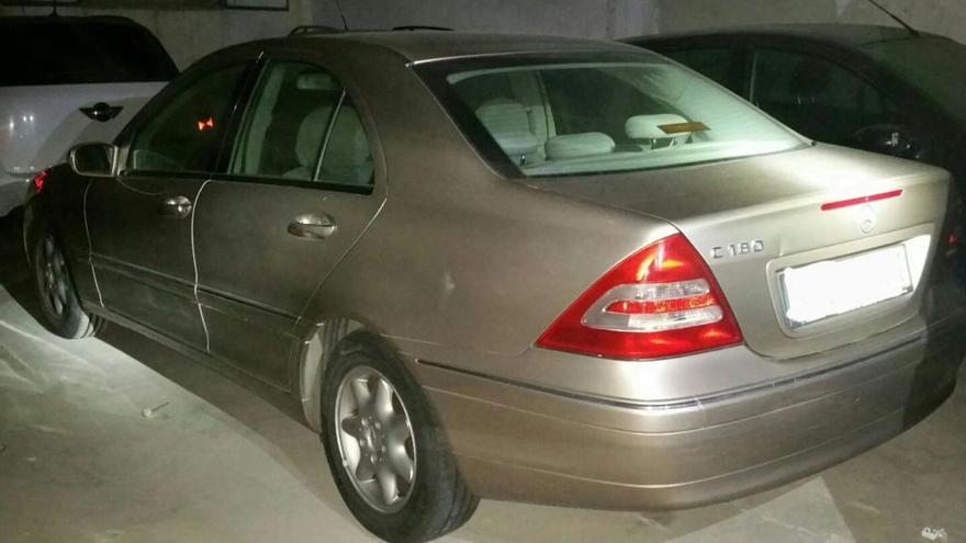 Dos kilos de droga escondidos en un Mercedes robado