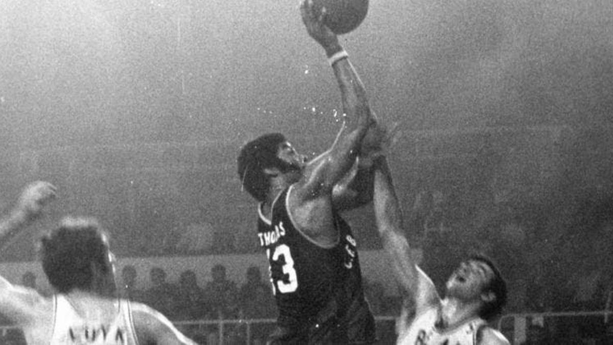 Charles Thomas, con el número 13.