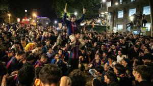 Los aficionados del Barça celebran la consecución de la Liga en Canaletes.
