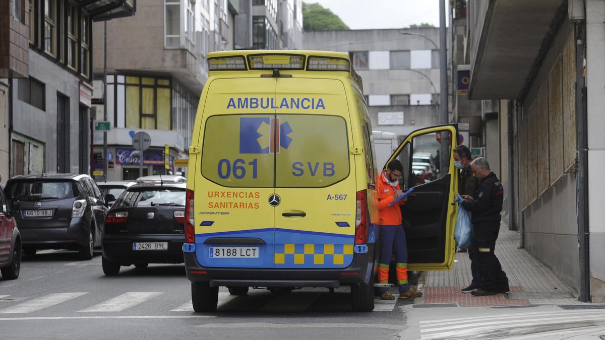 Ambulancia en la que fue trasladada esta mañana la nonagenaria atropellada en Lalín