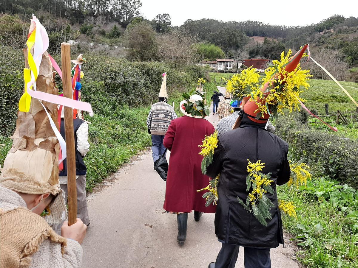 Los Mazacaraos invaden Rozaes para recuperar una tradición que goza de buena salud: el Domingo´l Gordu de la parroquia, en imágenes