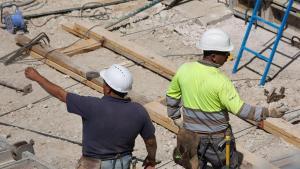 Dos obreros durante la construcción de una obra, en mayo, en Madrid.