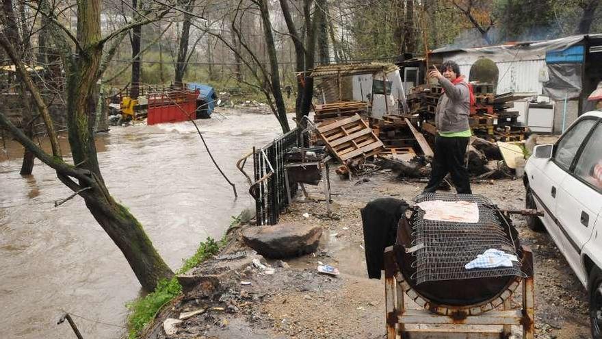 El río junto al poblado chabolista, donde no se cedieron terrenos para instalar el saneamiento. // G.S.