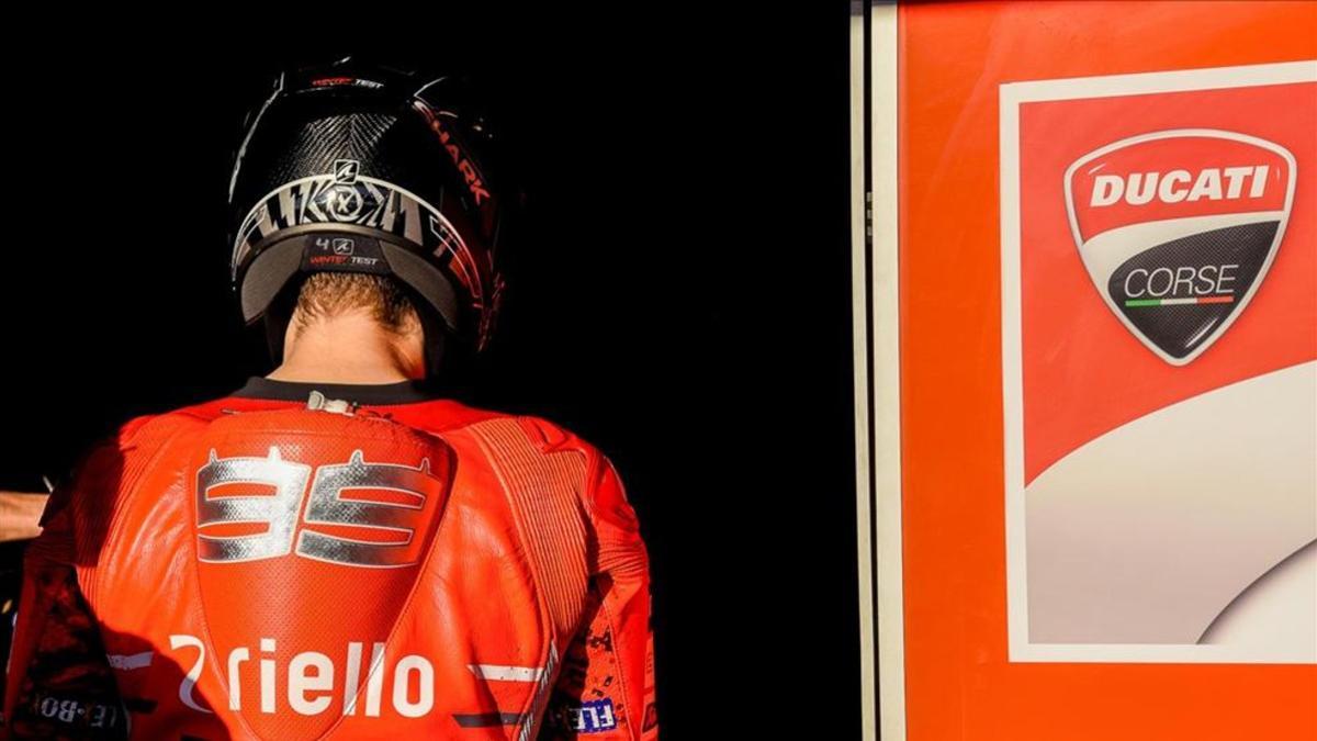 Lorenzo entrando en el box de Ducati