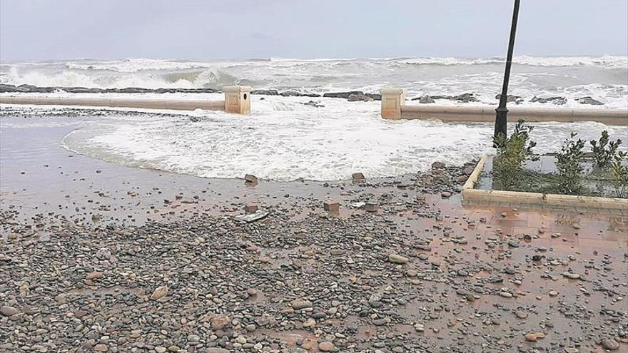 El mal tiempo obliga a cancelar actos, deja a niños sin clase y castiga la costa provincial