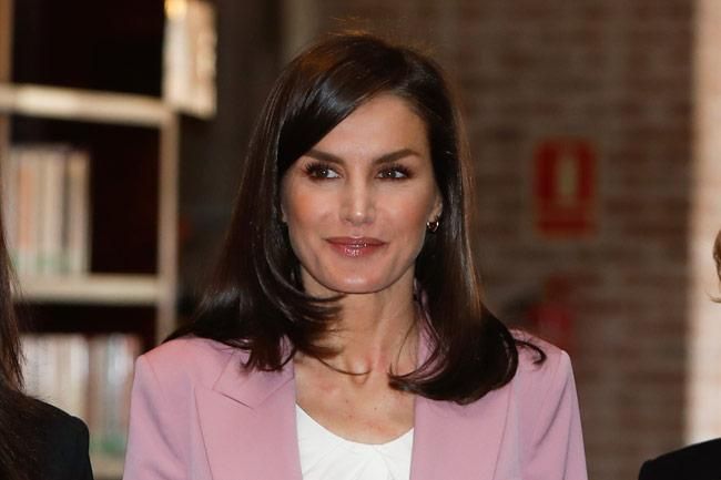 La reina Letizia con traje rosa de Hugo Boss y blusa de Carolina Herrera