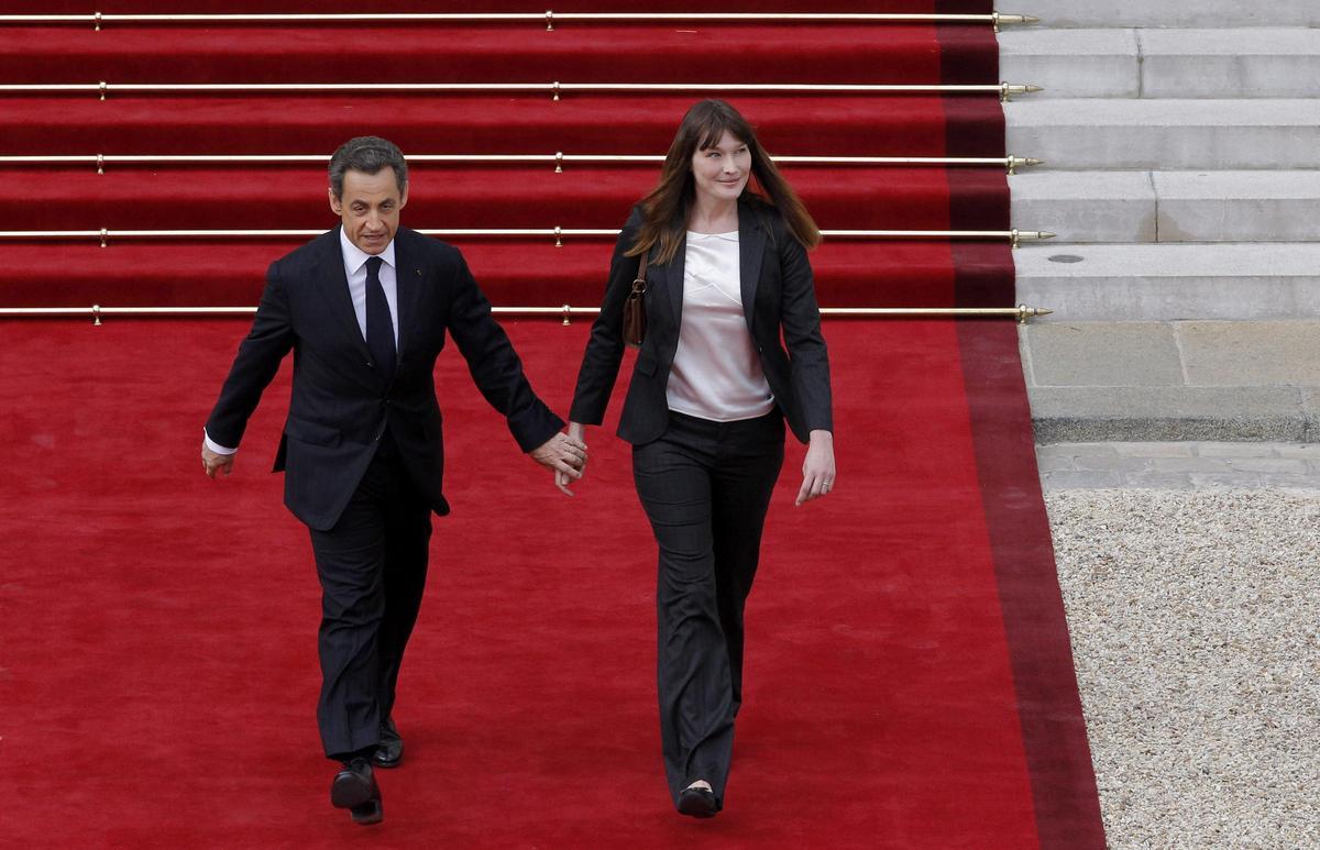 Sarkozy, junto a Carla Bruni en una acto oficial en París.