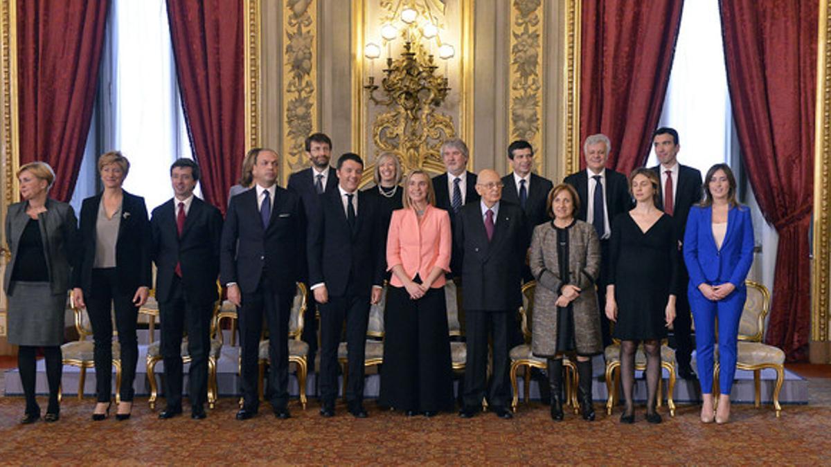 Renzi y su Gobierno posan junto a Napolitano tras jurar sus cargos