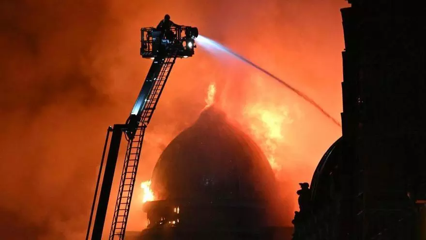 Un incendio en el centro de Glasgow calcina una cúpula victoriana e interrumpe el tráfico ferroviario