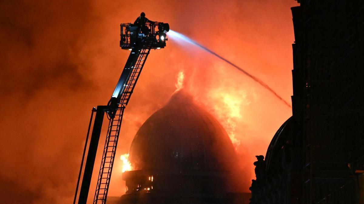 Un incendio en el centro de Glasgow calcina una cúpula victoriana e interrumpe el tráfico ferroviario