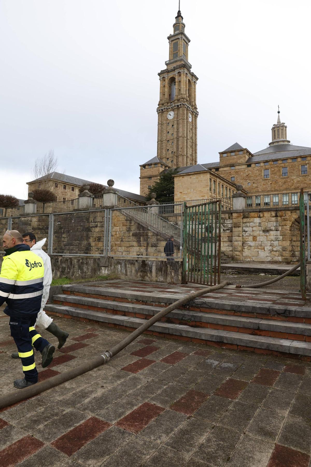 El inicio de los trabajos para dragar las piscinas de la Laboral, en imágenes