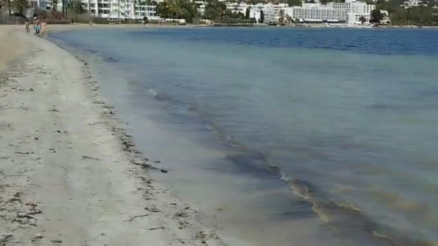 El Ayuntamiento de Ibiza cierra al baño toda la playa de Talamanca por un vertido de diésel