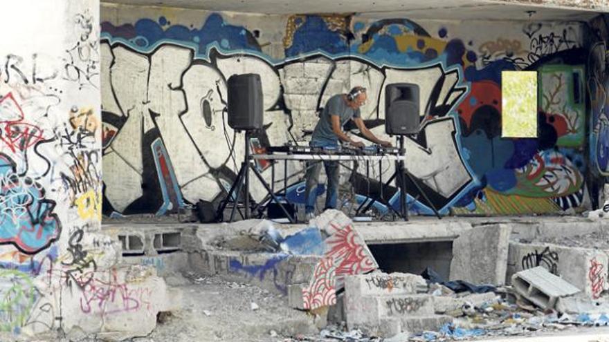 El ´disc jockey´ Alfredo Fiorito absorto en su sesión de acid-house en las ruinas de Festival Club (fotograma de la videocreación de Irene de Andrés).