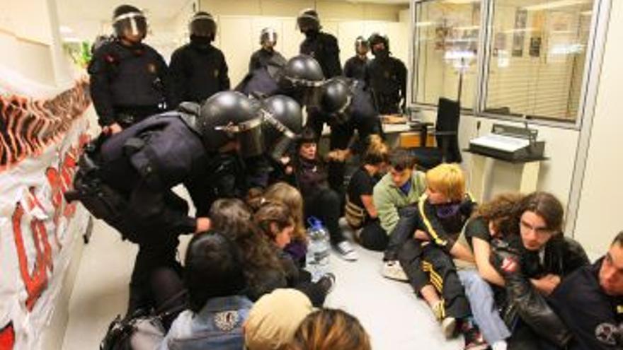 El fiscal solicita multas para tres estudiantes anti-Bolonia detenidos tras el desalojo de Barcelona