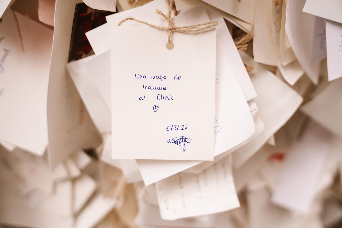Un mensaje en catalán colgado en la pared de Peque Story.