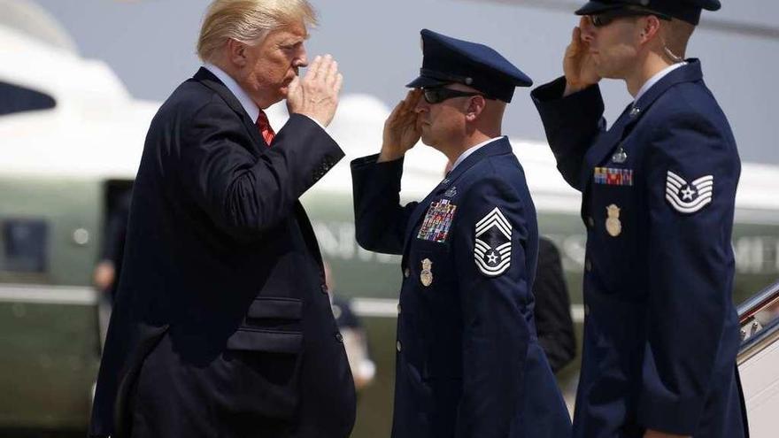 Donald Trump, realizando el saludo castrense en la base aérea de Andrews, Maryland. // Reuters