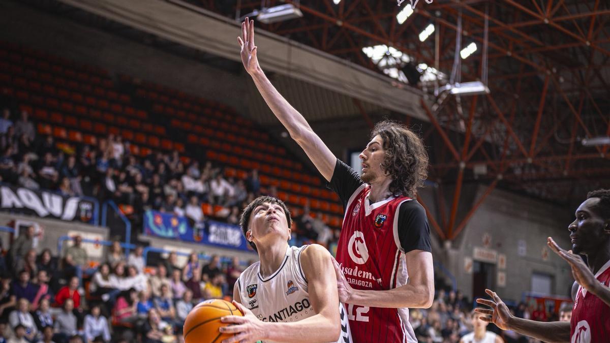Savkov defiende a Eneko Franco en un momento del partido.