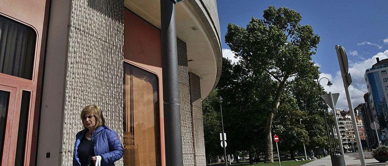 Una mujer pasa ante el cartel que indica la calle Alcalde Francisco Orejas Sierra.