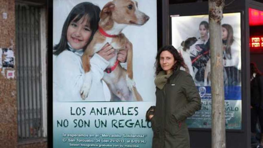 Miriam García ante una marquesina contra el regalo de mascotas.