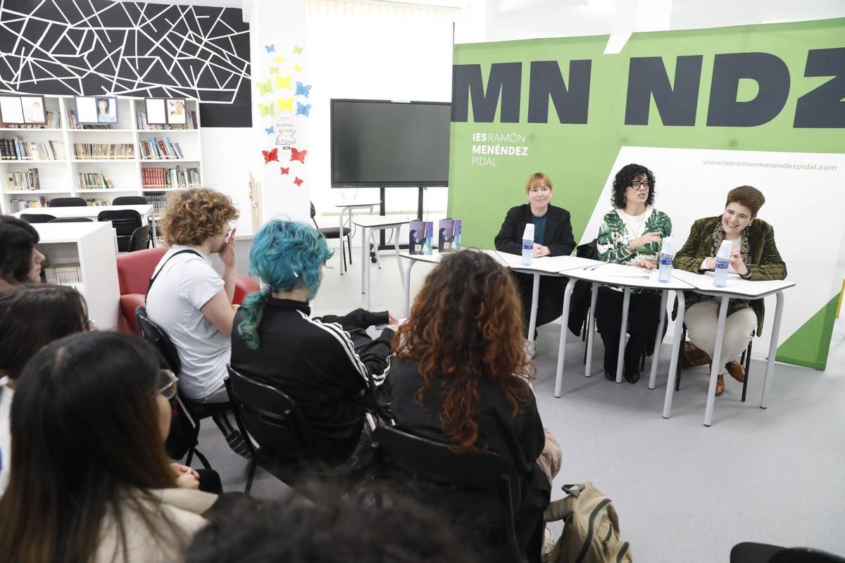 Semiramis González, Elena González y María Dolores Bueno, durante la firma del convenio del Menéndez Pidal con Laboral Centro de Arte.