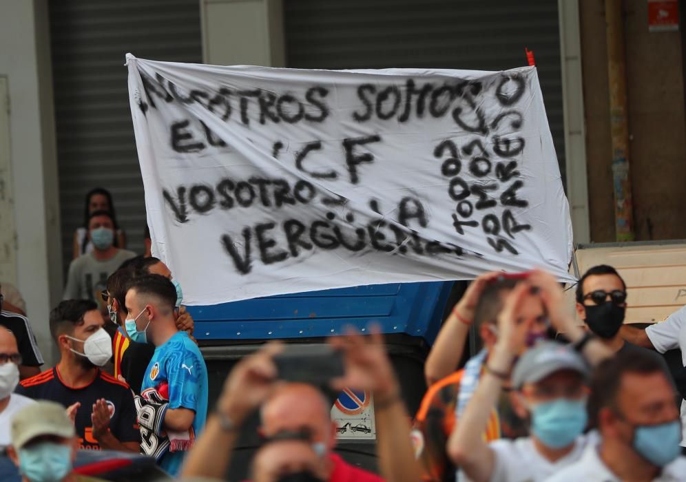 Protesta de los aficionados del Valencia CF contra de Meriton y Peter Lim