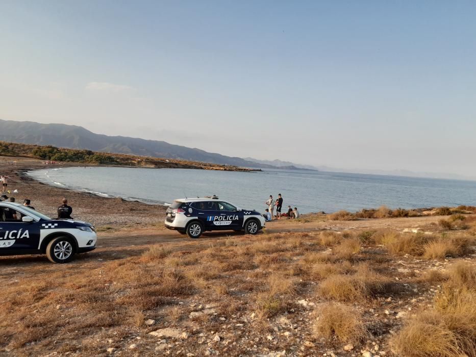 Tripulantes de una patera tras llegar a la playa de El Rafal, en La Marina de Cope.