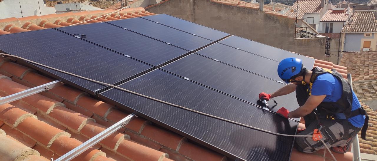 Instalación de placas solares en una vivienda situada en la localidad de Catí.
