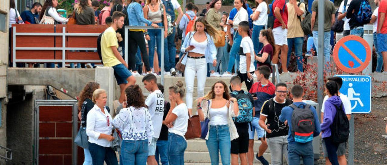 Un grupo de estudiantes en el Campus Universitario de Tafira.