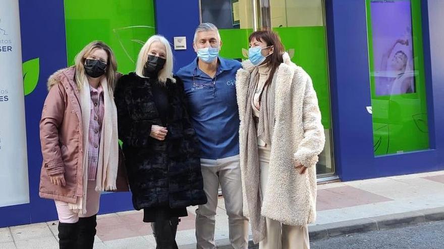 El doctor Oyola junto a pacientes procedentes de Suiza en su clínica de Cáceres.