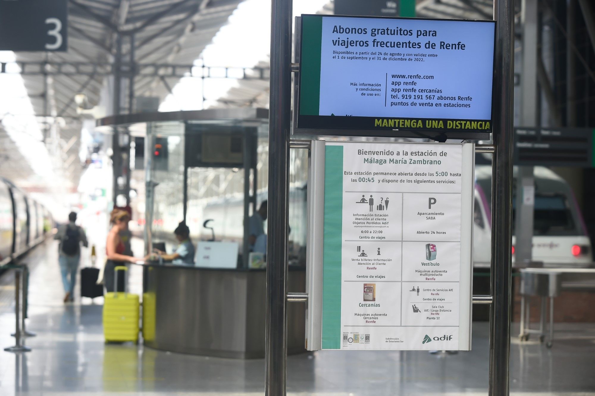 Ya se pueden adquirir los nuevos abonos gratuitos del Cercanías en la estación María Zambrano