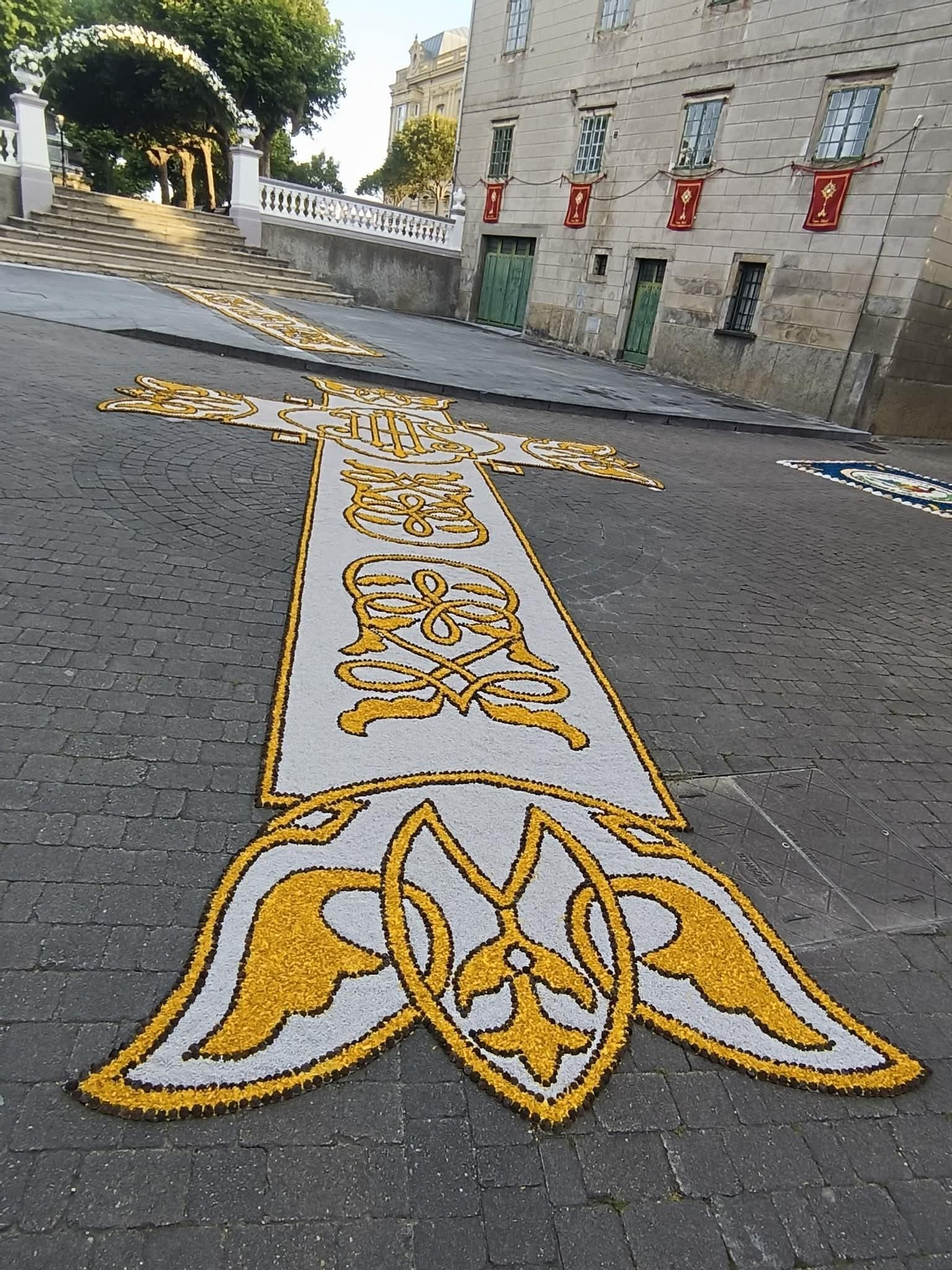 Castropol se llena de color con sus alfombras florales